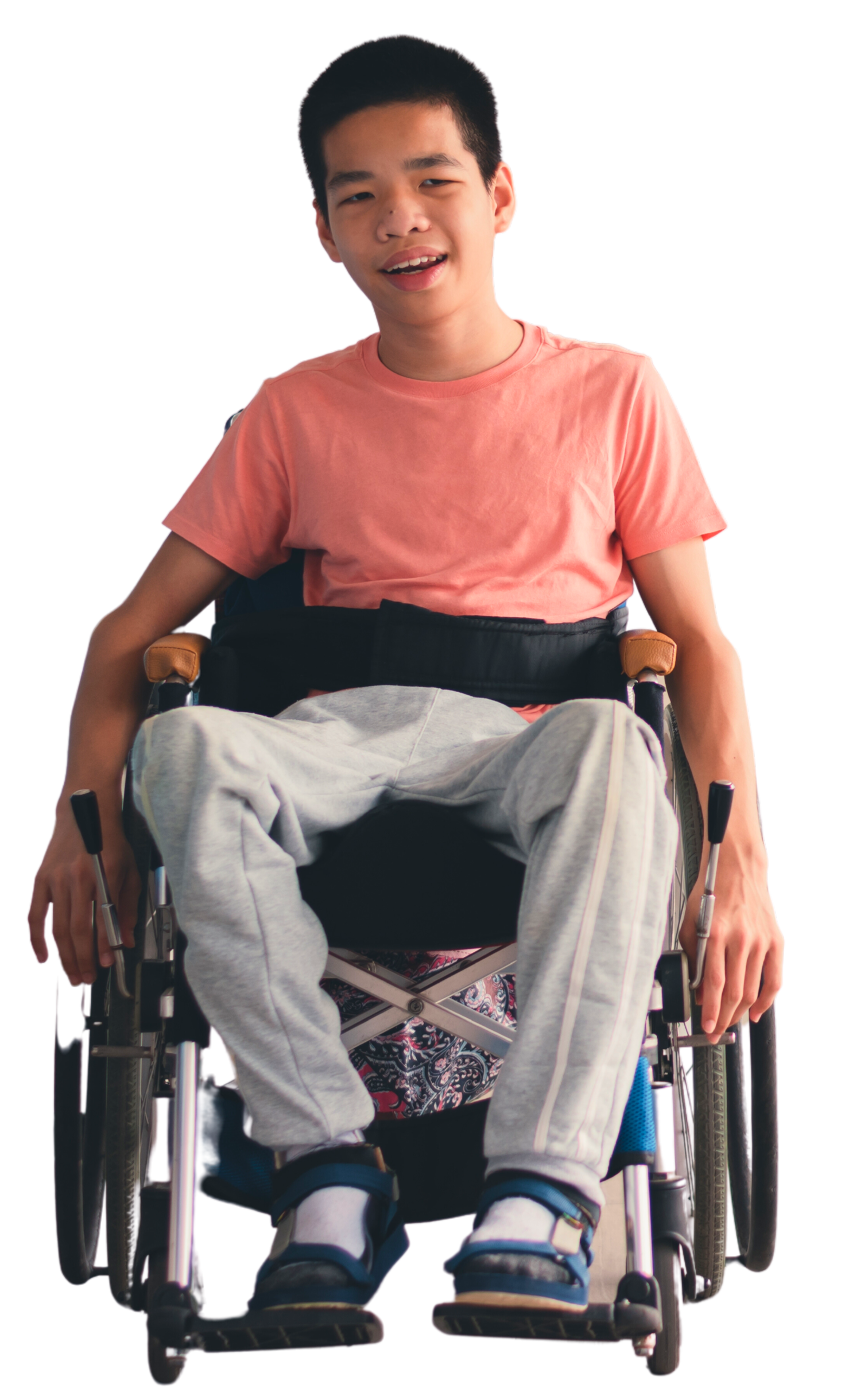 Adolescent en fauteuil roulant souriant